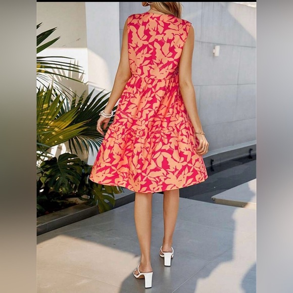 NWOT Notched V-Neck Plant Print Tiered Dress Size Medium - Picture 5 of 9